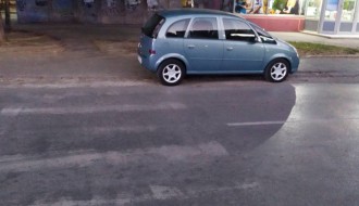 Parkiranje u zoni pešačkog prelaza blizu škole i prodavnice (ulica Mirka Bogovića)