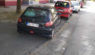 Parkiranje u zoni pešačkog prelaza blizu škole i prodavnice (ulica Mirka Bogovića)