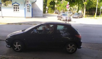 Parkiranje u zoni pešačkog prelaza blizu škole i prodavnice (ulica Mirka Bogovića)