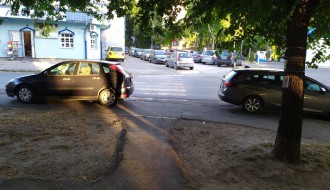 Parkiranje u zoni pešačkog prelaza blizu škole i prodavnice (ulica Mirka Bogovića)