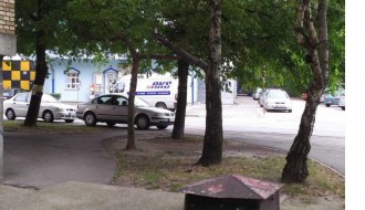 Parkiranje u zoni pešačkog prelaza blizu škole i prodavnice (ulica Mirka Bogovića)