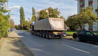 Šleperi u ulici Sekereš Lasla, iako im je zabranjen prolaz