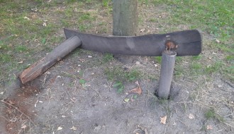 Uništeno igralište na uglu Otvorene i Bele Bartoka