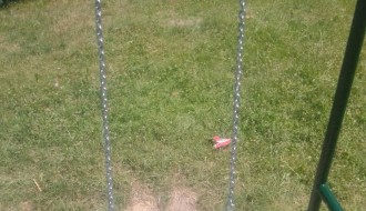 Uništeno igralište na uglu Otvorene i Bele Bartoka