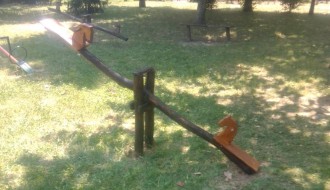 Uništeno igralište na uglu Otvorene i Bele Bartoka