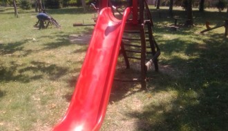 Uništeno igralište na uglu Otvorene i Bele Bartoka