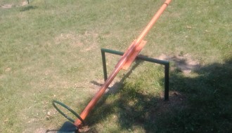 Uništeno igralište na uglu Otvorene i Bele Bartoka