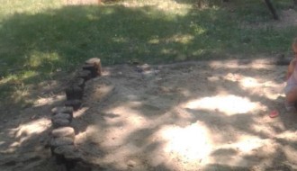 Uništeno igralište na uglu Otvorene i Bele Bartoka