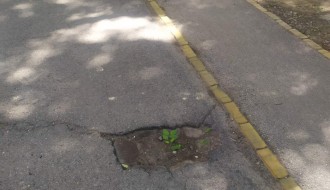 Oštećenja trotoara u Ulici braće Radić (nedaleko od Denis picerije)