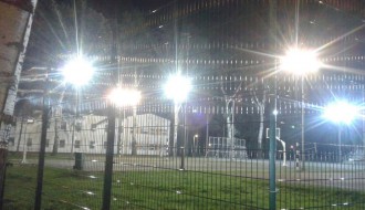 Reflektori kod novih obnovljenih sportskih terena na Paliću