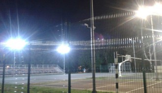 Reflektori kod novih obnovljenih sportskih terena na Paliću