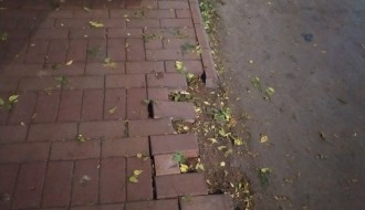 Oštećene kocke u pešačkoj zoni u Dimitrija Tucovića