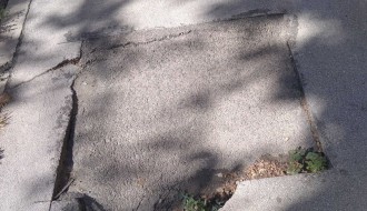 Rupe na trotoaru u ulici Arsenija Čarnojevića