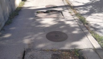 Rupe na trotoaru u ulici Arsenija Čarnojevića