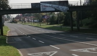 Plakat visi iznad podvožnjaka u Aleksandrovu