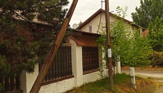 Trula bandera na uglu ulica Titusa Dugovića i Vlaha Bukovca