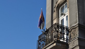 Odnos prema državnim obeležjima (zgrada na uglu M. Gorkog i Cara Dušana)