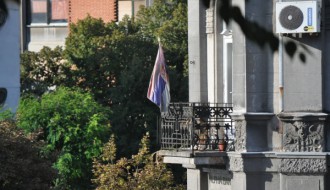 Odnos prema državnim obeležjima (zgrada na uglu M. Gorkog i Cara Dušana)