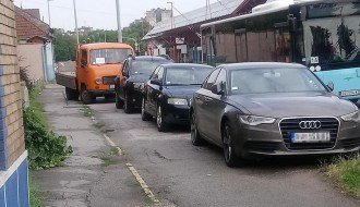 Parkiranje na biciklističkoj stazi i zelenoj površini preko puta glavne autobuske stanice