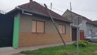 Drvena bandera pala na kuću (ulica Ruđera Boškovića)