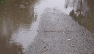 Zadržavanje vode na ulici na uglu ulica Mikloša Radnotija i Samoborske