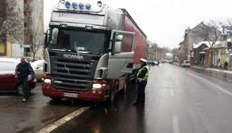 Saobraćajci po snegu zaustavljaju kamione