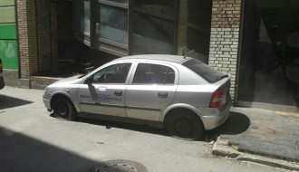 (Trajno) parkirano vozilo Ministarstva finansija kod Doma vojske