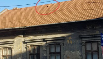 Crep na kući u centru grada preti da padne nekome na auto ili glavu!
