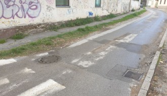 Užasna rupa na uglu Ulica Miloša Obilića i Arsenija Čarnojevića