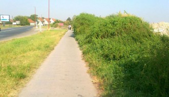 Biciklistička staza na kraju somborske pruge obrasla šibljem (Zorka)