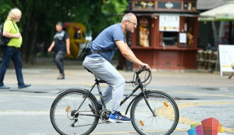 Biciklisti motociklisti u pešačkoj zoni na Korzou