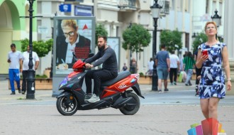 Biciklisti motociklisti u pešačkoj zoni na Korzou