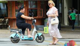 Biciklisti motociklisti u pešačkoj zoni na Korzou