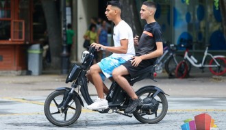 Biciklisti motociklisti u pešačkoj zoni na Korzou