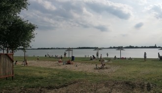 Mreža na odbojkaškim terenima na Peščanoj plaži na Paliću