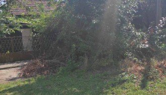 Zapušten ugao Ferenci Ibolje i Otvorene ulice, nepregledan za saobraćaj, granje u elektro vodovima