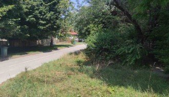 Zapušten ugao Ferenci Ibolje i Otvorene ulice, nepregledan za saobraćaj, granje u elektro vodovima