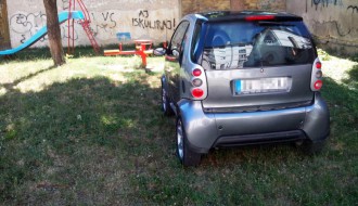 Pronalaženje hladovine za automobil na dečijem igralištu