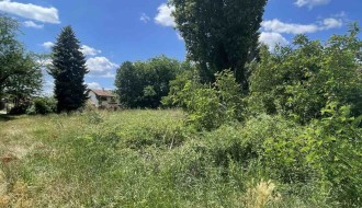 Površina u Kireškoj ulici zarasla travom i korovom