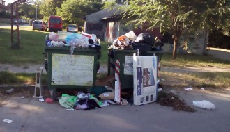 Divlja deponija na uglu Hrastove i Save Kovačevića