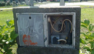 Otvorena naponska kutija u parkiću kod Socijalnog
