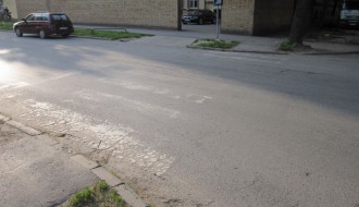 Neobeležen pešački prelaz i vertiklana znakovna signalizacija (raskrsnica Braće Majer i Frankopanske)