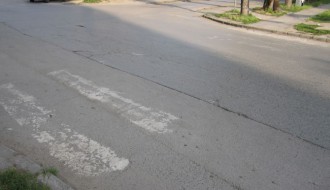 Neobeležen pešački prelaz i vertiklana znakovna signalizacija (raskrsnica Braće Majer i Frankopanske)