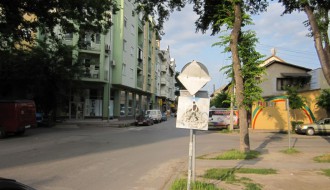 Neobeležen pešački prelaz i vertiklana znakovna signalizacija (raskrsnica Braće Majer i Frankopanske)