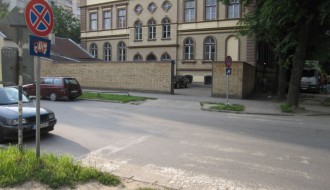 Neobeležen pešački prelaz i vertiklana znakovna signalizacija (raskrsnica Braće Majer i Frankopanske)