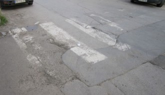 Neobeležen pešački prelaz i vertiklana znakovna signalizacija (raskrsnica Braće Majer i Frankopanske)