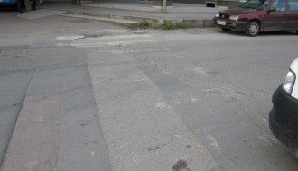 Neobeležen pešački prelaz i vertiklana znakovna signalizacija (raskrsnica Braće Majer i Frankopanske)