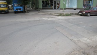 Neobeležen pešački prelaz i vertiklana znakovna signalizacija (raskrsnica Braće Majer i Frankopanske)