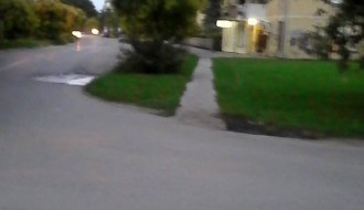 Pešaci se usmeravaju da prelaze put na neobeleženom mestu