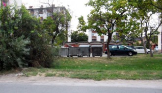 Kontejneri na trotoaru (Ulica Lasla Sekerša)